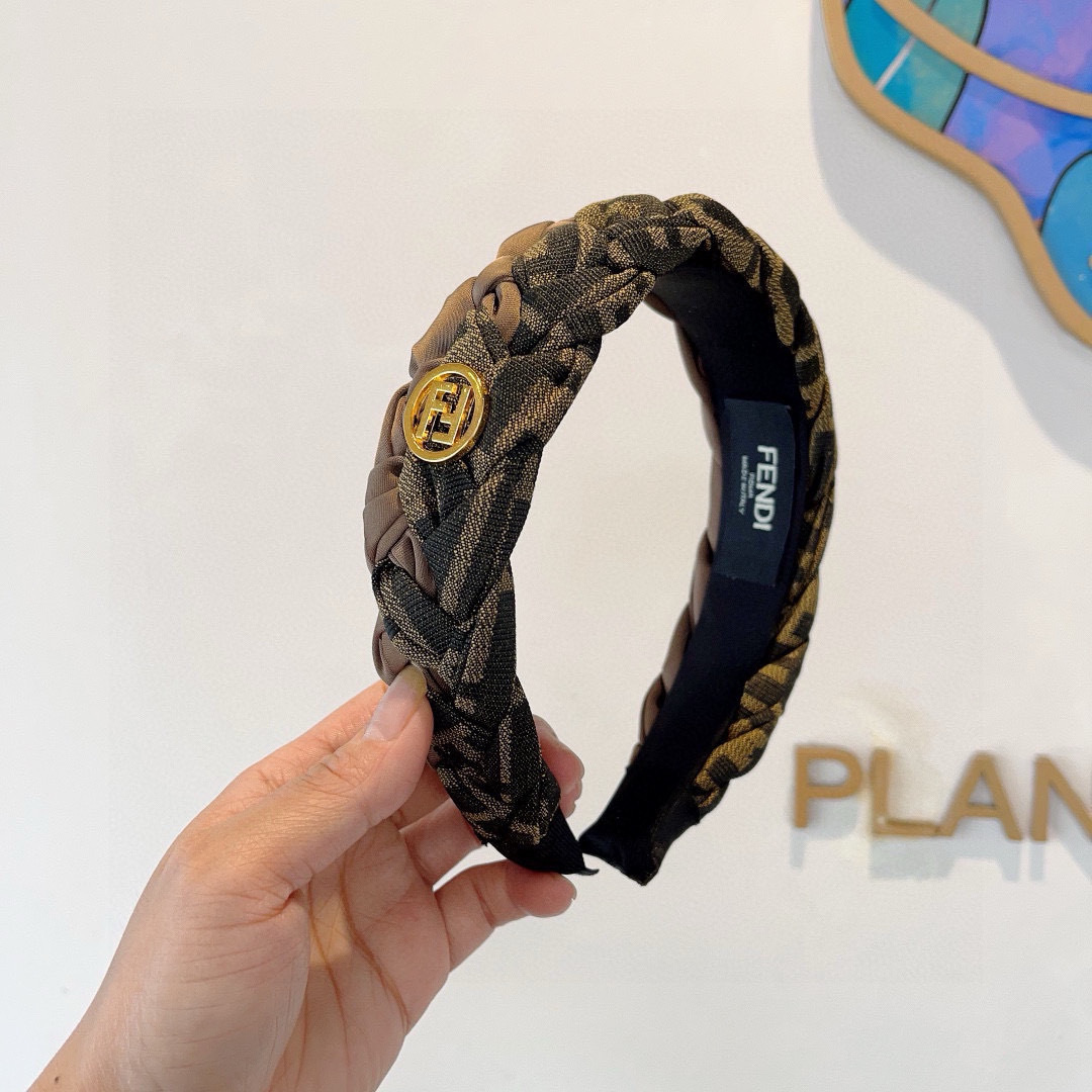 NO:301059,Packaging FENDI Popular new headbands, retro headbands, simple and versatile, a must-have for trendy women, super high-end!  hairpins, hairpins, fendi, fendi, hairpins19860909配包装 FENDI 芬迪 火爆新款发箍,复古头箍,简约百搭,潮女必备品,超级的高大上！发夹,发夹,fendi,fendi,hairpins,accessory