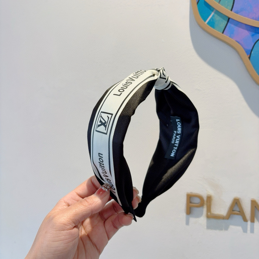 NO:301054,Packaged by LV Louis Vuitton, a hot new style of middle knotted headband, a fashionable and cute wide-edged headband, the latest model of the counter is coming to be fashionable and versatile, and the goddess must enter!  hairpin, hairpin, louis vuitton, louis vuitton, hairpins19860909配包装 LV 路易威登 火爆新款中间结发箍,时尚可爱宽边头箍,专柜最新款来袭时尚百搭,女神必入 ！发夹,发夹,louis vuitton,louis vuitton,hairpins,accessory