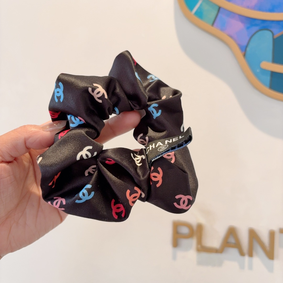 NO:301058,Packaging CHANEL (Chanel) Internet celebrity new hairstyle, exquisite intestinal ring rubber band, comfortable and stress-free wearing, a must-have for styling!  Very fashionable and versatile!  hairpins, hairpins, chanel, chanel, hairpins19860909配包装 CHANEL（香奈儿）网红新款发圈,精致肠圈皮筋,佩戴舒适无压力,造型搭配必备！非常时尚百搭！发夹,发夹,chanel,chanel,hairpins,accessory