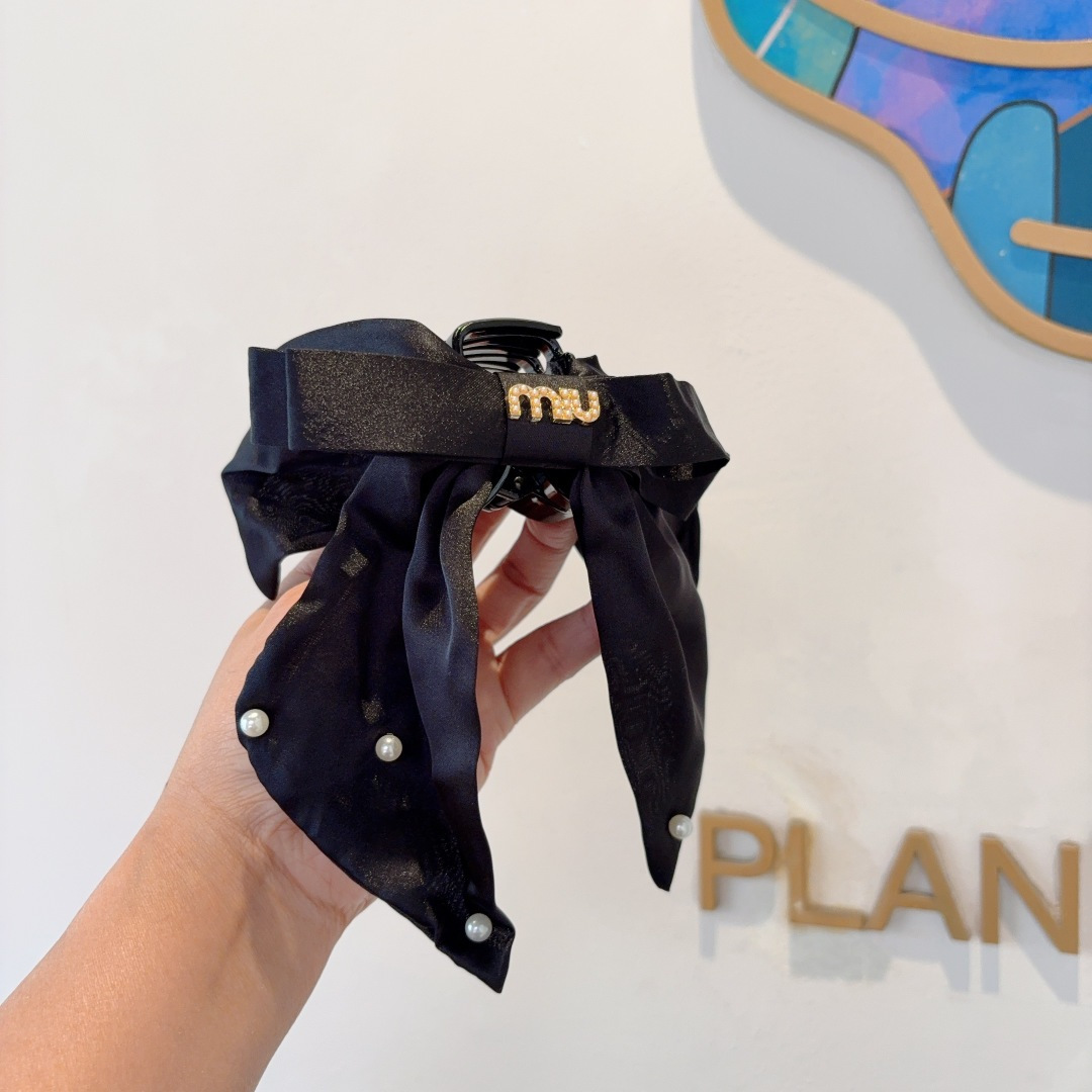 NO:301060,Packaging MIUMIU (Miao Miao) new handmade internet celebrity clip, fashionable letter simple hair clip original single product, trendy women's essential products, super high-end!  hairpins, hairpins, miumiu, hairpins19860909配包装 MIUMIU（缪缪）新款手工网红抓夹,时尚字母简约发夹原单货,潮女必备品,超级的高大上！发夹,发夹,miumiu,hairpins,accessory