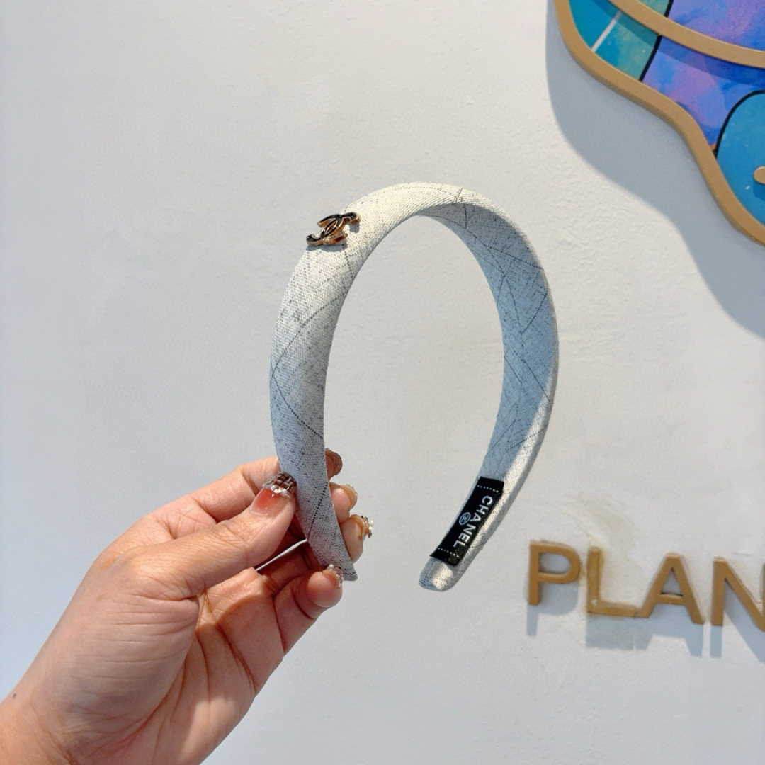 NO:301066,Packaging CHANEL's latest small fragrant headband, new product huge face-showing small headband, popular internet celebrity products, paired with high-end dual C logo, super exquisite, fashionable and versatile!  hairpins, hairpins, chanel, chanel, hairpins19860909配包装 CHANEL（香奈儿）最新款小香发箍,新品巨显脸小头箍,网红爆款推荐 搭配高端双Ｃlogo ,超精致时尚百搭！发夹,发夹,chanel,chanel,hairpins,accessory