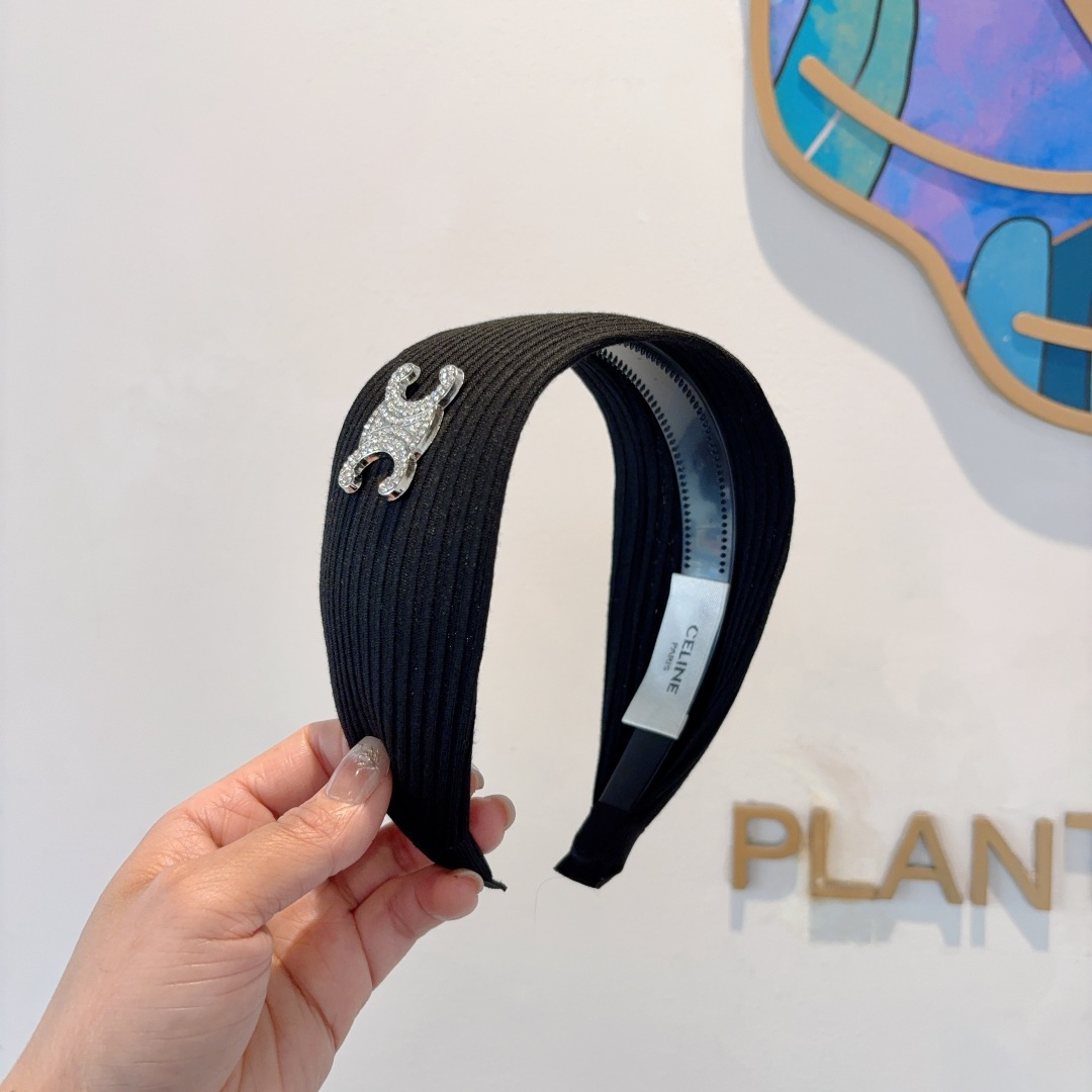 NO:301068,Packaging CELINE's new letter wool wide version headband, comfortable to wear without pressure, must-have for styling!  Fashionable and versatile hair accessories!  hairpins, hairpins, celine, celine, hairpins19860909配包装 CELINE（赛琳）新品字母毛线宽版发箍,佩戴舒适无压力,造型搭配必备！时尚外出百搭款发饰！发夹,发夹,celine,celine,hairpins,accessory