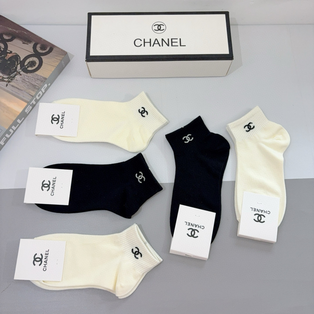 配包装（一盒5双）
CHANEL 香奈儿经典袜子❗️高版本竹棉材质柔软，秒杀市场普通货，经典的双C图案l