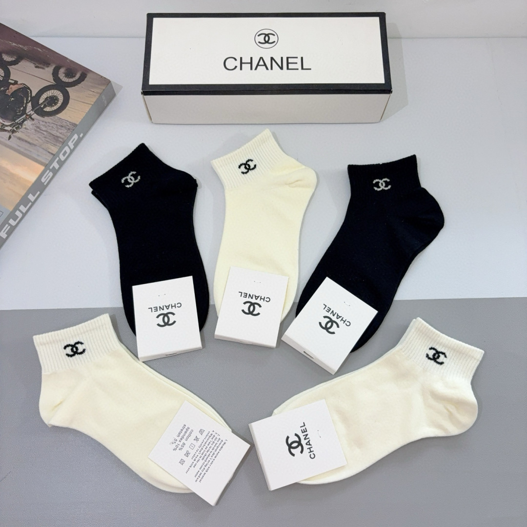 配包装（一盒5双）
CHANEL 香奈儿经典袜子❗️高版本竹棉材质柔软，秒杀市场普通货，经典的双C图案l