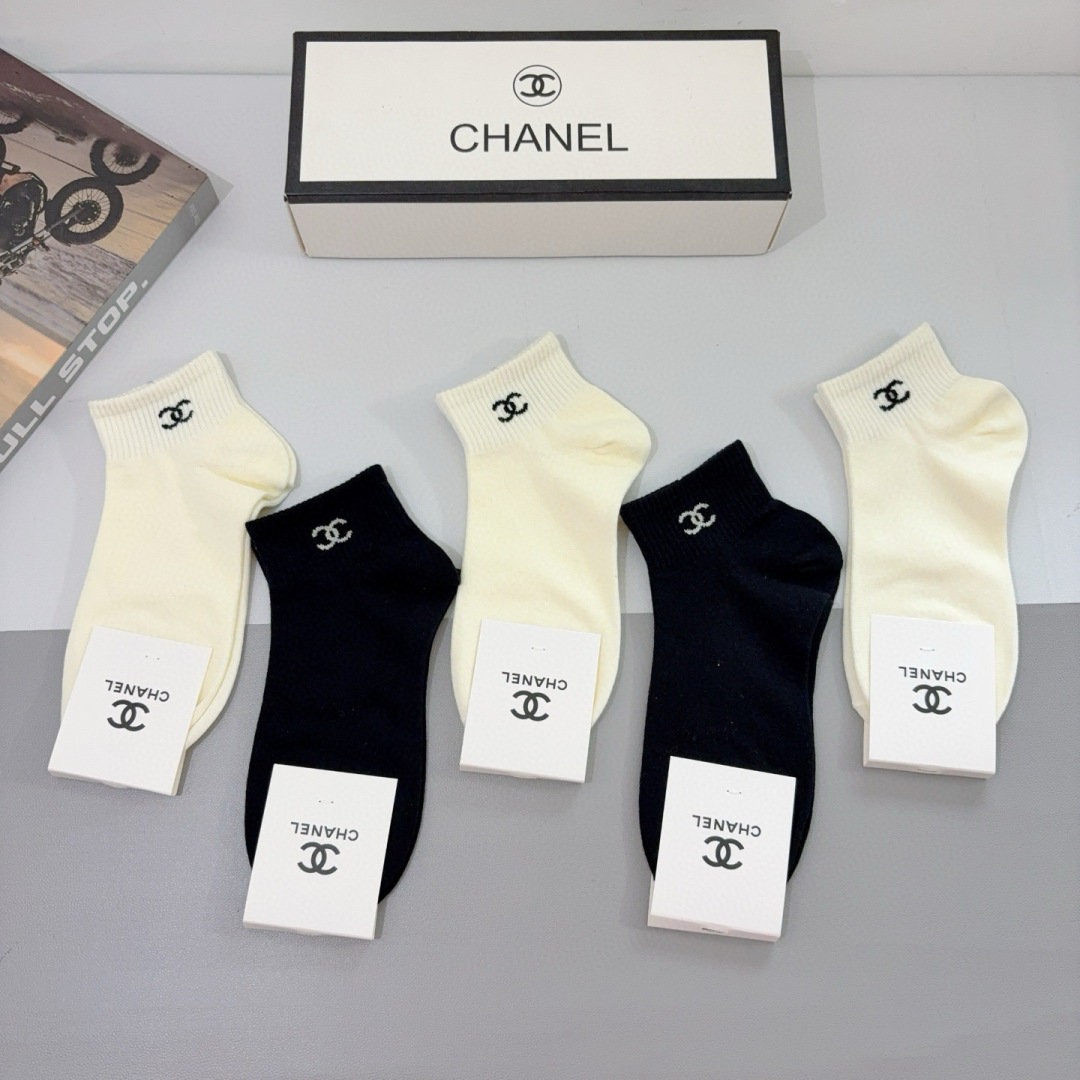 配包装（一盒5双）
CHANEL 香奈儿经典袜子❗️高版本竹棉材质柔软，秒杀市场普通货，经典的双C图案l