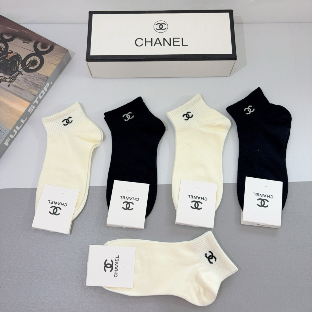 配包装（一盒5双）
CHANEL 香奈儿经典袜子❗️高版本竹棉材质柔软，秒杀市场普通货，经典的双C图案l