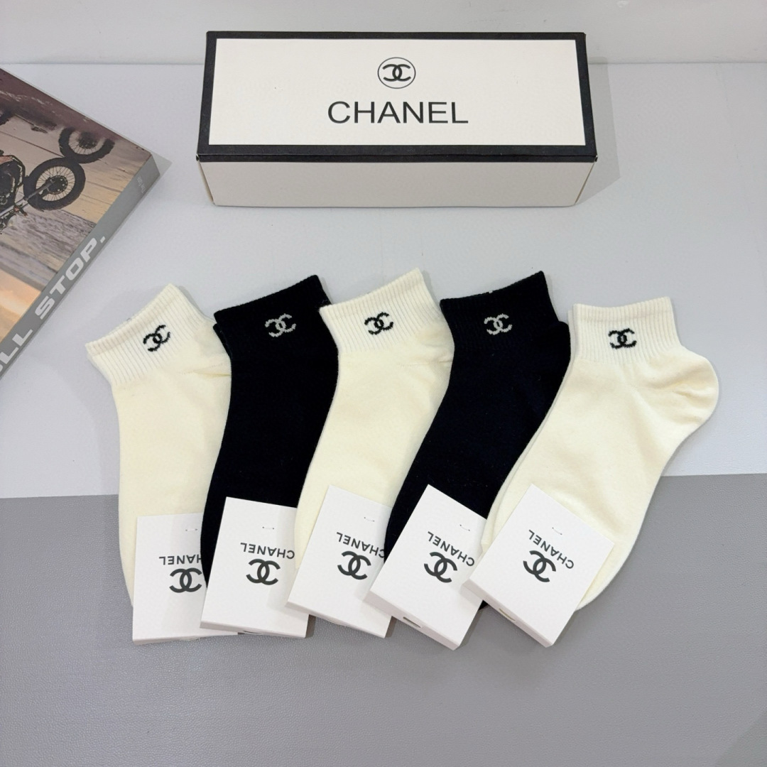 配包装（一盒5双）
CHANEL 香奈儿经典袜子❗️高版本竹棉材质柔软，秒杀市场普通货，经典的双C图案l