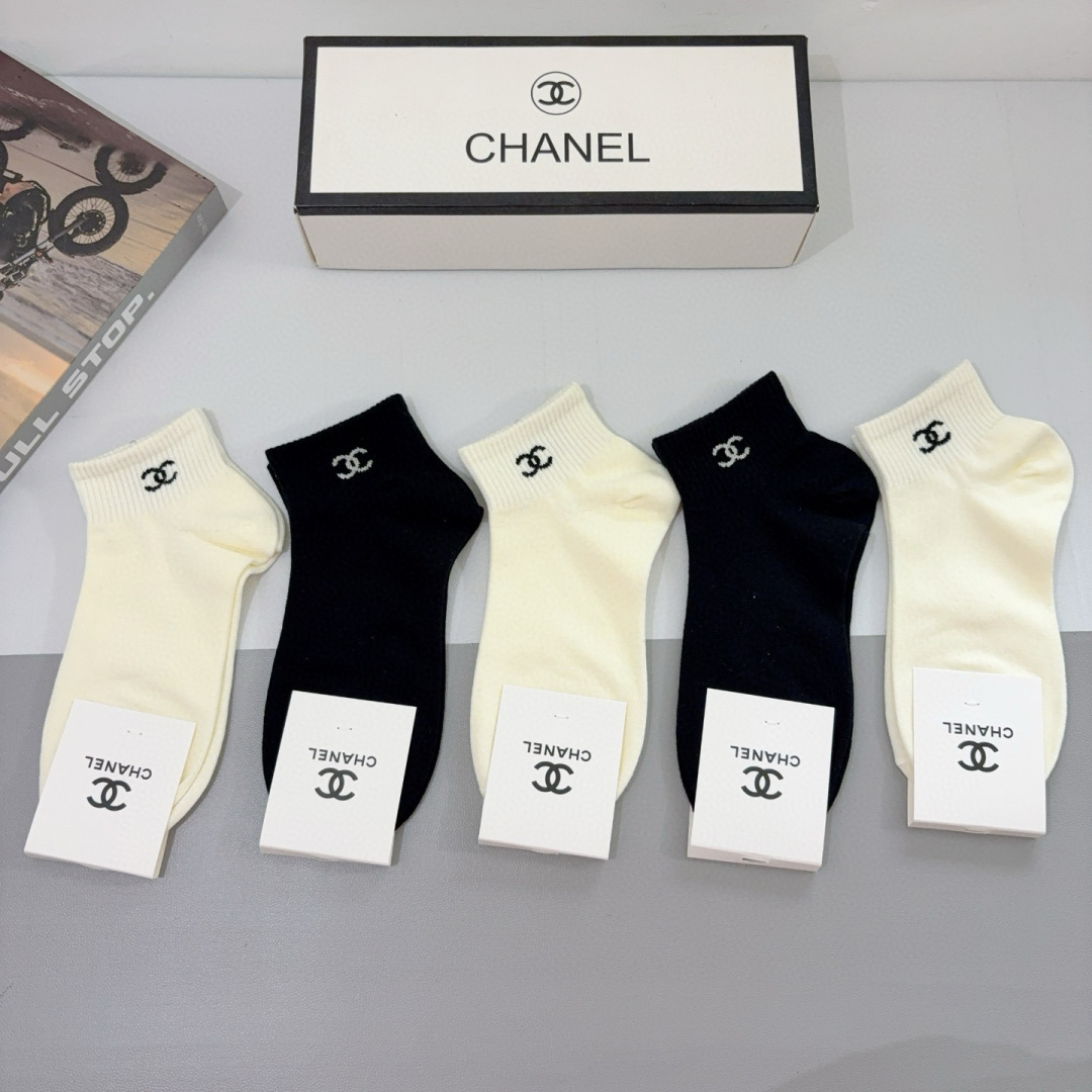 配包装（一盒5双）
CHANEL 香奈儿经典袜子❗️高版本竹棉材质柔软，秒杀市场普通货，经典的双C图案l