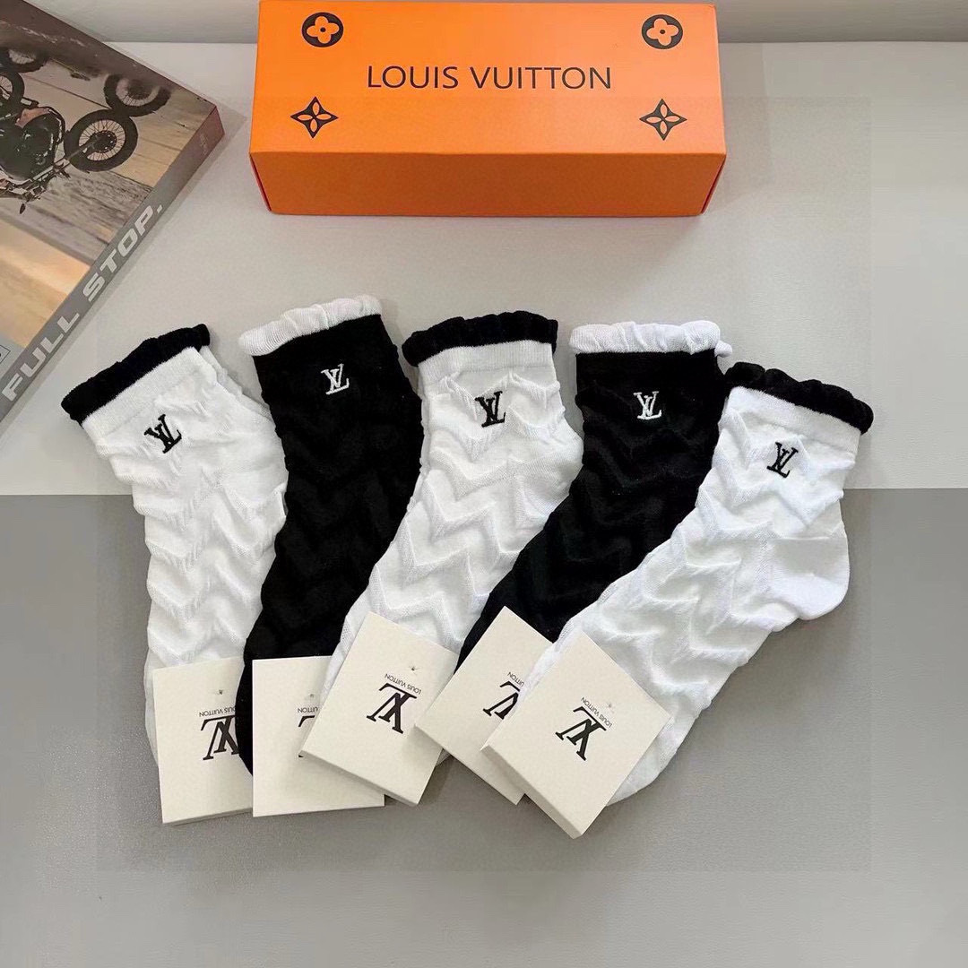 配包装（一盒5双） 🌟 LV 路易威登 超火爆小单品，刺绣袜子 潮人必备 爆款，中筒袜，个性时尚百搭款，