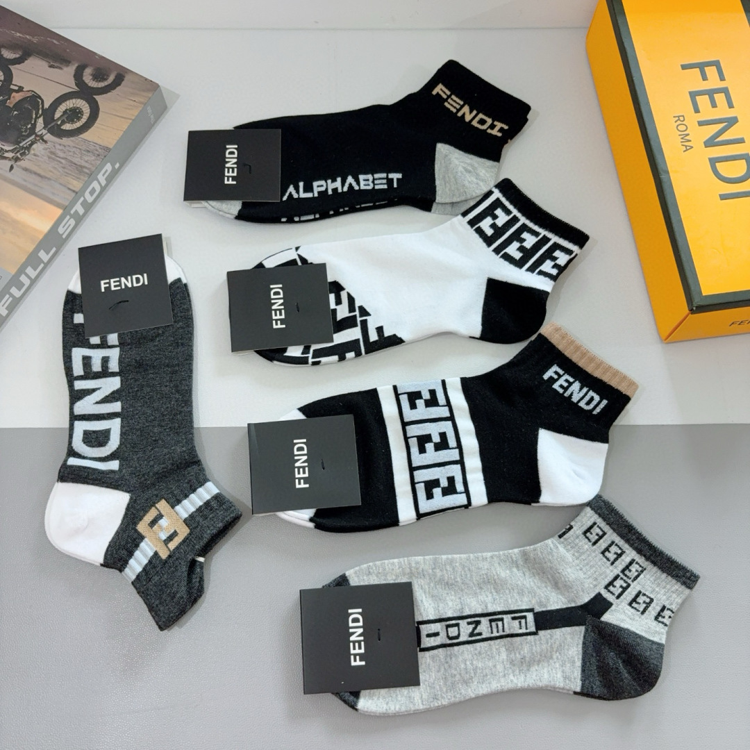 配包装（一盒5双）
FENDI  芬迪  双Ｆ字母爆款短款袜子，💓实用好穿 纯棉面料 柔软透气，时尚百搭