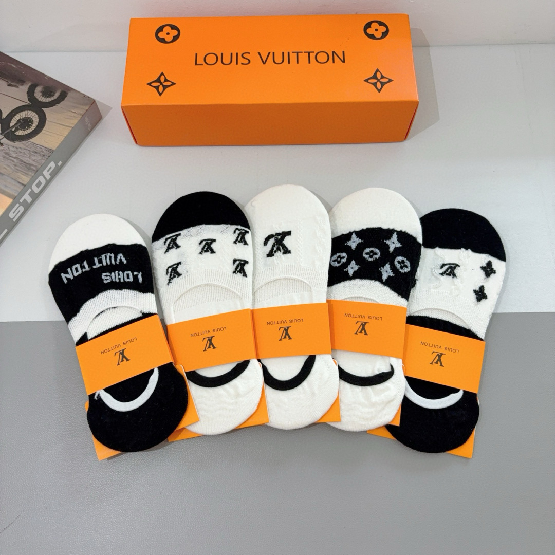 配包装（一盒5双） 
🌟 LV 路易威登 ，竹棉袜子 潮人必备爆款，经典字母logo船袜，个性时尚百搭款