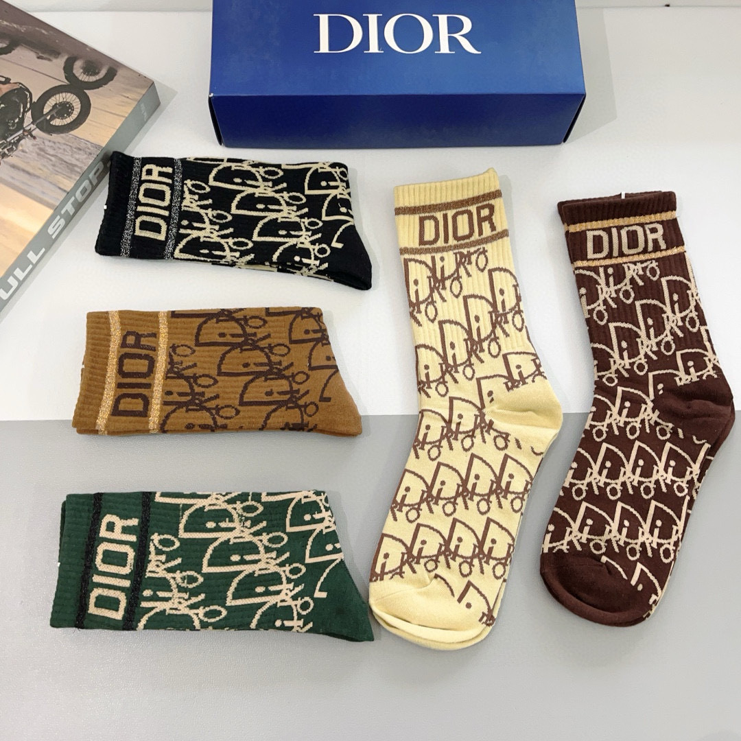 配包装（一盒5双）
Dior 迪奥 新款字母罗口长筒袜子！爆款字母专柜同步长筒袜，💛大牌出街，潮人必备🔥