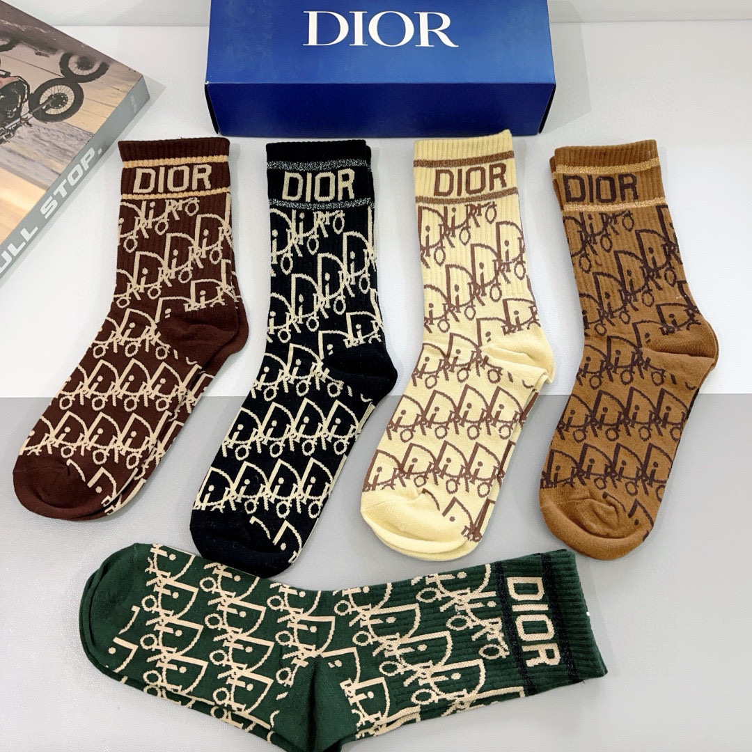 配包装（一盒5双）
Dior 迪奥 新款字母罗口长筒袜子！爆款字母专柜同步长筒袜，💛大牌出街，潮人必备🔥