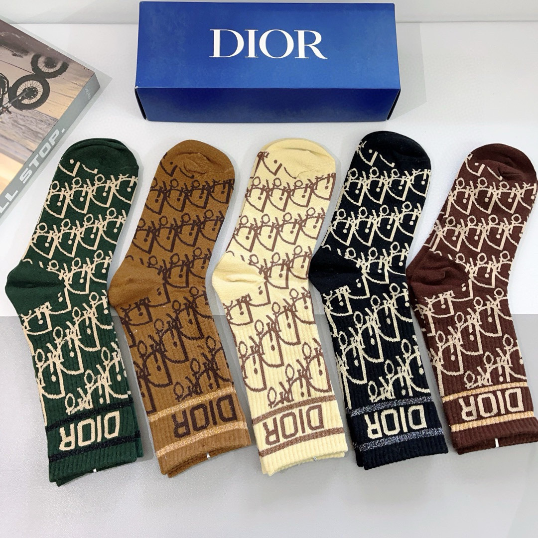 配包装（一盒5双）
Dior 迪奥 新款字母罗口长筒袜子！爆款字母专柜同步长筒袜，💛大牌出街，潮人必备🔥