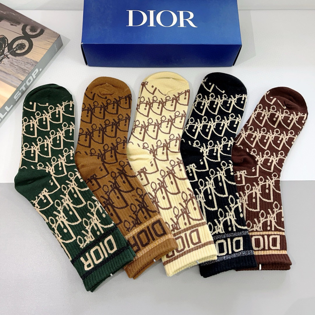 配包装（一盒5双）
Dior 迪奥 新款字母罗口长筒袜子！爆款字母专柜同步长筒袜，💛大牌出街，潮人必备🔥