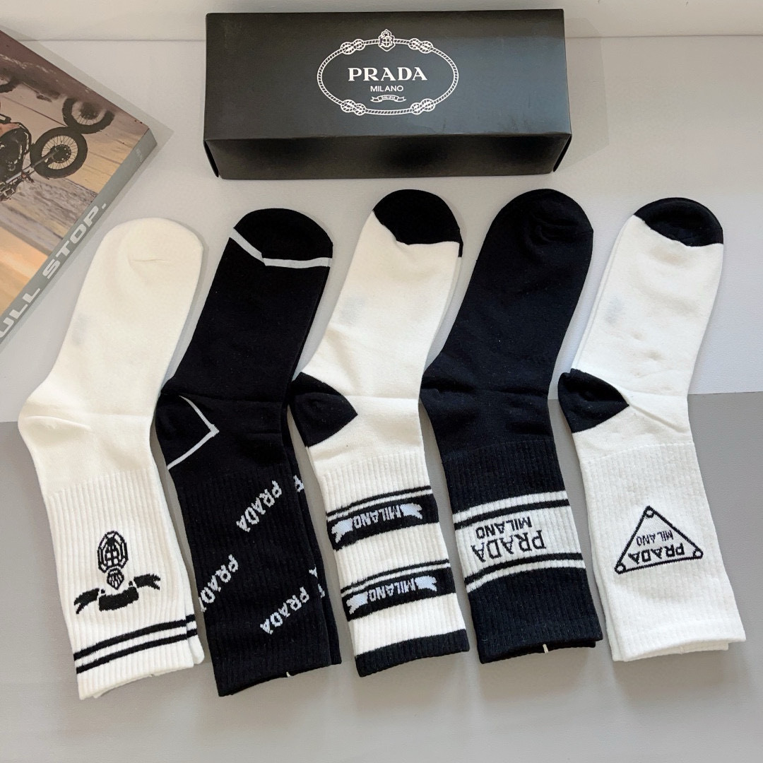 配包装（一盒5双）
PRADA（普拉达） 新款高端纯棉材质长筒袜子！爆款字母专柜同步小腿袜袜，💛大牌出街