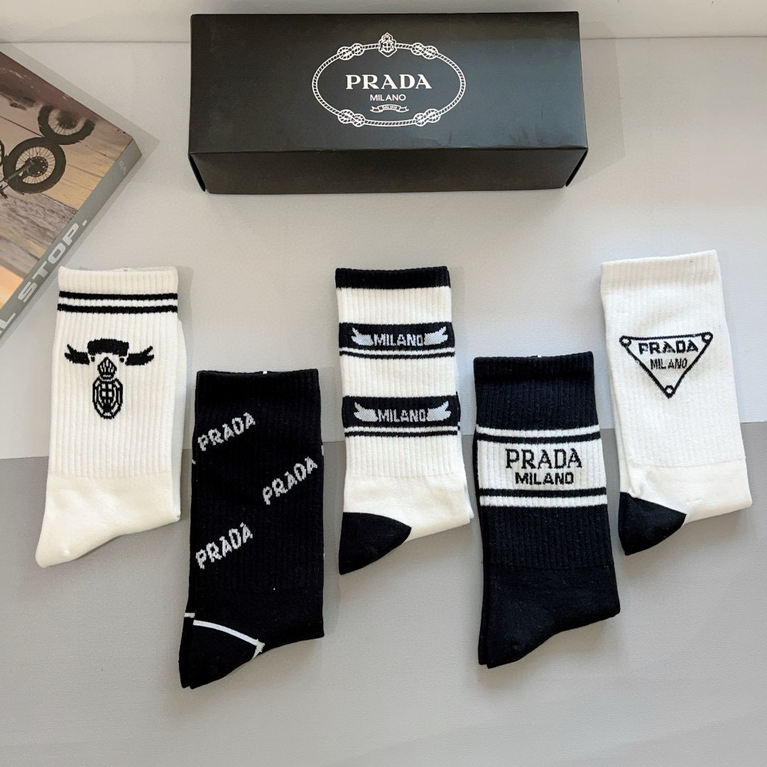 配包装（一盒5双）
PRADA（普拉达） 新款高端纯棉材质长筒袜子！爆款字母专柜同步小腿袜袜，💛大牌出街