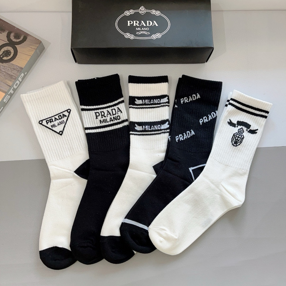配包装（一盒5双）
PRADA（普拉达） 新款高端纯棉材质长筒袜子！爆款字母专柜同步小腿袜袜，💛大牌出街