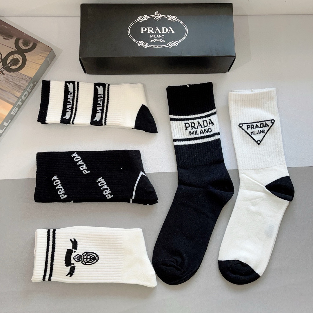 配包装（一盒5双）
PRADA（普拉达） 新款高端纯棉材质长筒袜子！爆款字母专柜同步小腿袜袜，💛大牌出街