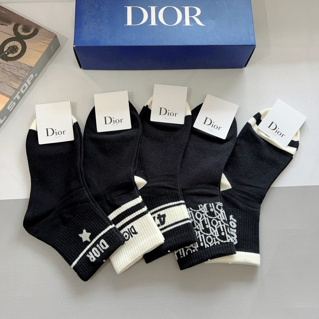 配包装（一盒5双）
Dior 迪奥 新款字母罗口中筒袜子！爆款字母专柜同步中筒袜，💛大牌出街，潮人必备🔥