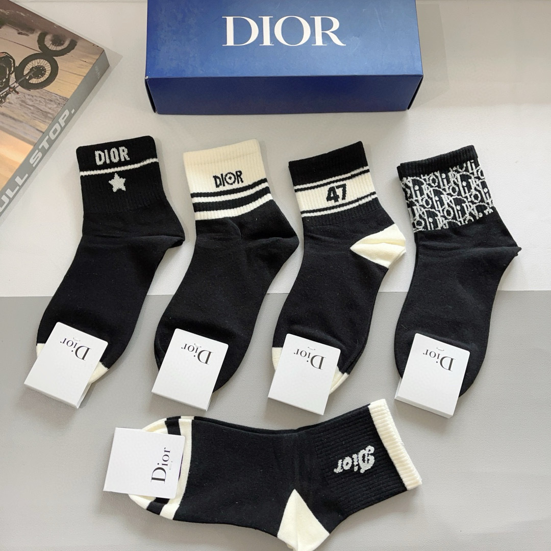 配包装（一盒5双）
Dior 迪奥 新款字母罗口中筒袜子！爆款字母专柜同步中筒袜，💛大牌出街，潮人必备🔥