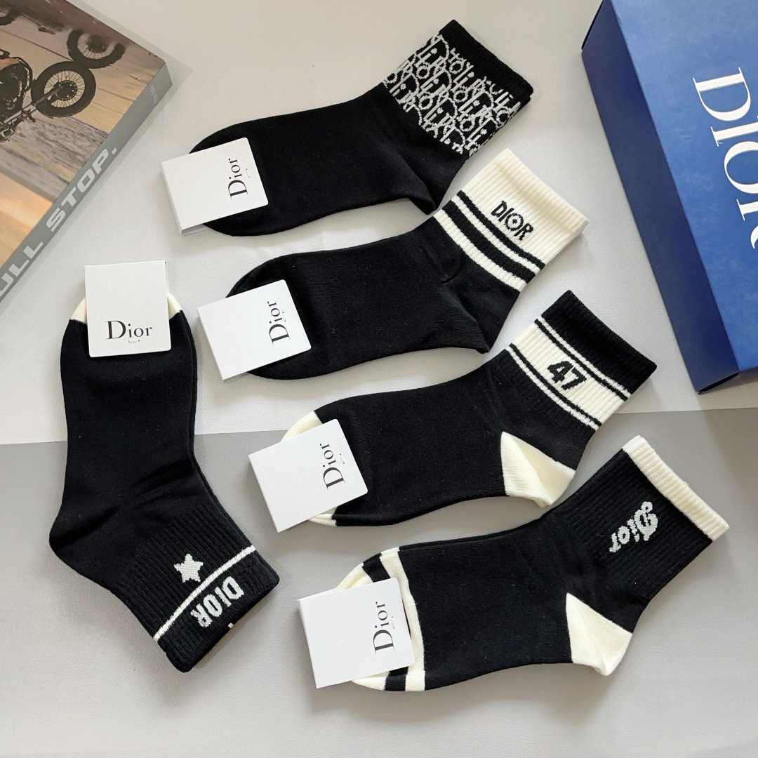 配包装（一盒5双）
Dior 迪奥 新款字母罗口中筒袜子！爆款字母专柜同步中筒袜，💛大牌出街，潮人必备🔥