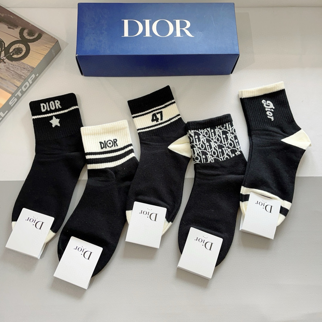 配包装（一盒5双）
Dior 迪奥 新款字母罗口中筒袜子！爆款字母专柜同步中筒袜，💛大牌出街，潮人必备🔥