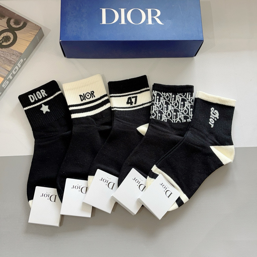 配包装（一盒5双）
Dior 迪奥 新款字母罗口中筒袜子！爆款字母专柜同步中筒袜，💛大牌出街，潮人必备🔥