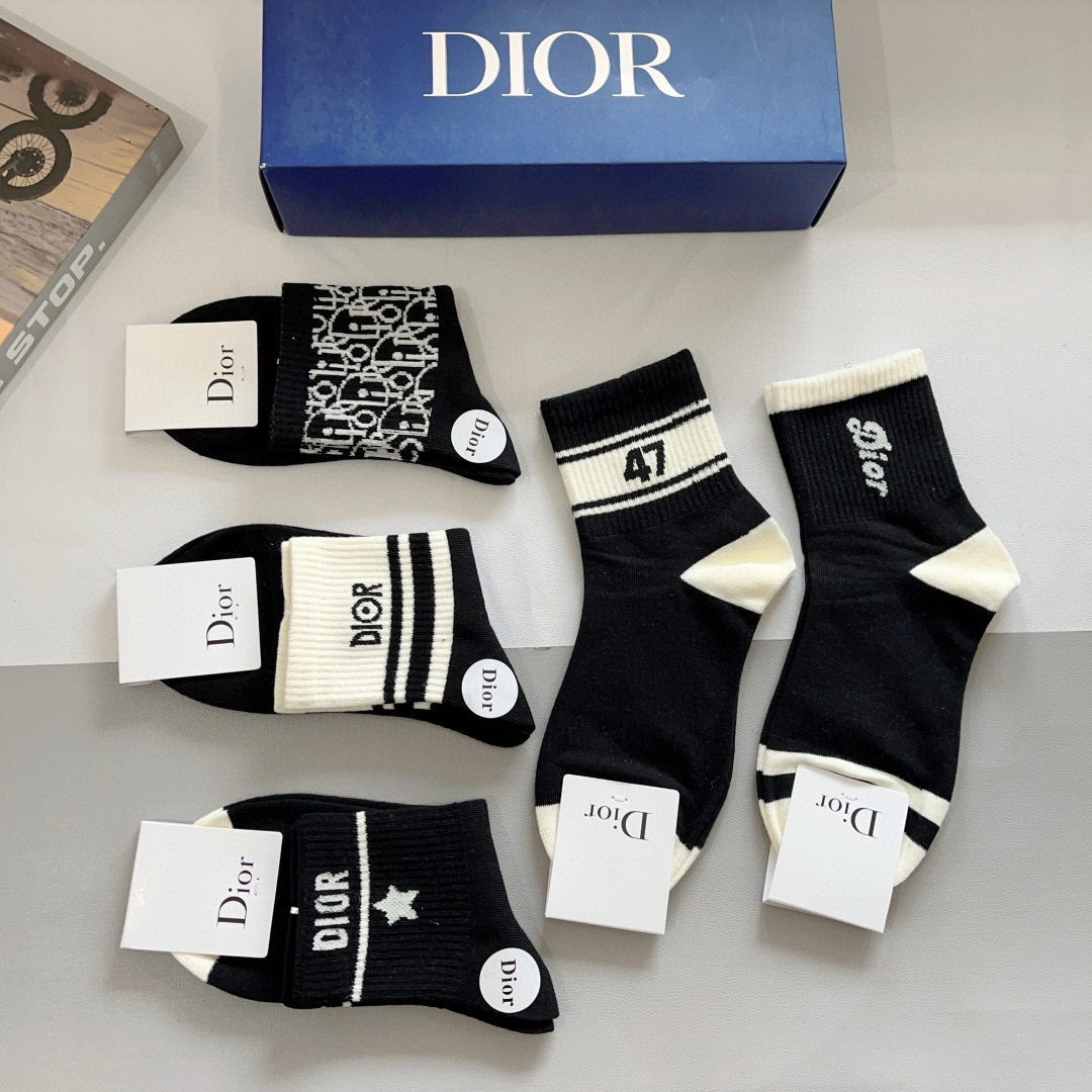配包装（一盒5双）
Dior 迪奥 新款字母罗口中筒袜子！爆款字母专柜同步中筒袜，💛大牌出街，潮人必备🔥
