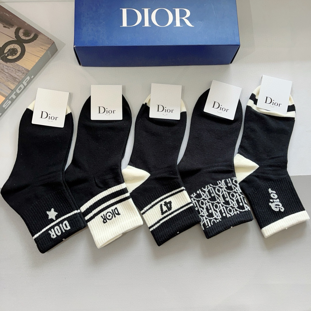 配包装（一盒5双）
Dior 迪奥 新款字母罗口中筒袜子！爆款字母专柜同步中筒袜，💛大牌出街，潮人必备🔥