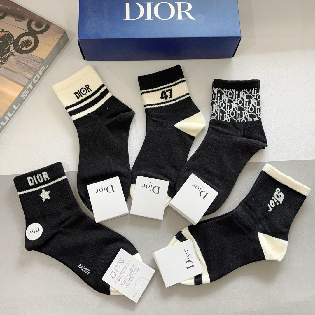 配包装（一盒5双）
Dior 迪奥 新款字母罗口中筒袜子！爆款字母专柜同步中筒袜，💛大牌出街，潮人必备🔥