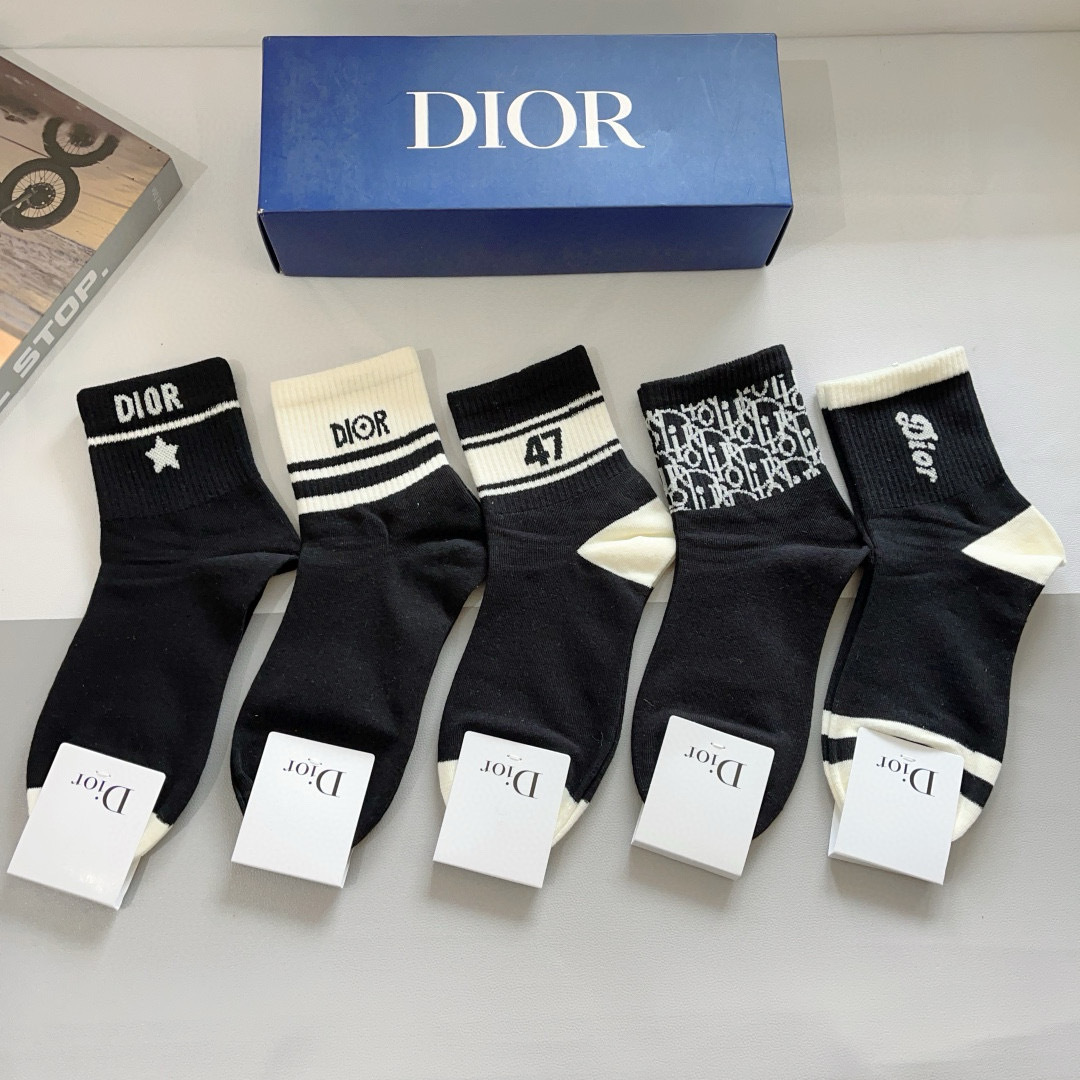 配包装（一盒5双）
Dior 迪奥 新款字母罗口中筒袜子！爆款字母专柜同步中筒袜，💛大牌出街，潮人必备🔥