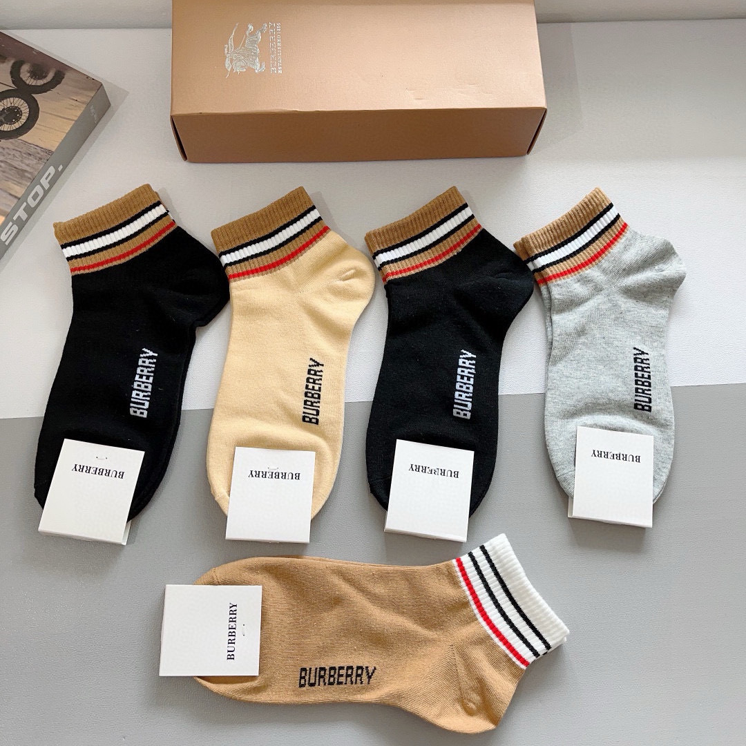 配包装（一盒5双） 
🌟 BURBERRY 巴宝莉超火爆小单品，经典字母logo船袜，个性时尚百搭款，！