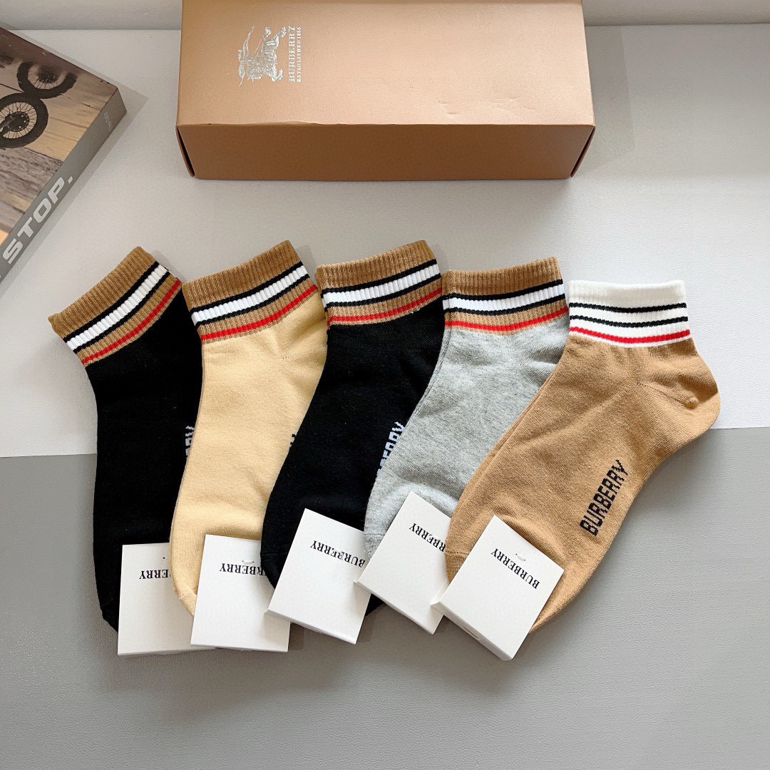 配包装（一盒5双） 
🌟 BURBERRY 巴宝莉超火爆小单品，经典字母logo船袜，个性时尚百搭款，！