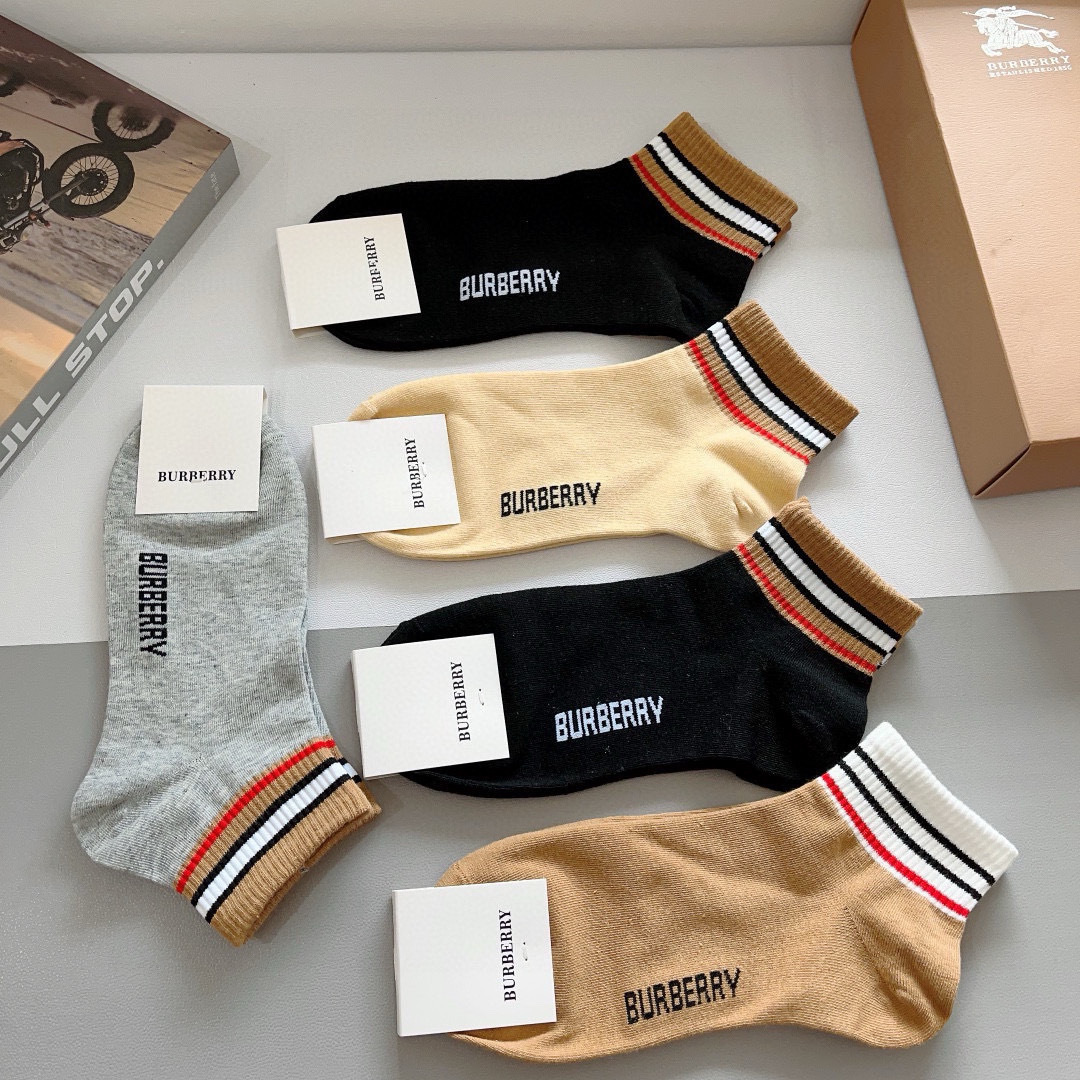 配包装（一盒5双） 
🌟 BURBERRY 巴宝莉超火爆小单品，经典字母logo船袜，个性时尚百搭款，！