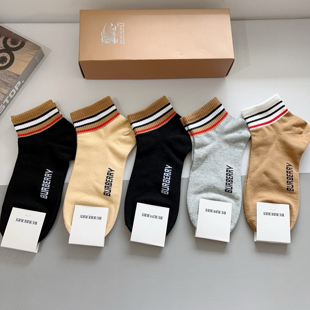 配包装（一盒5双） 
🌟 BURBERRY 巴宝莉超火爆小单品，经典字母logo船袜，个性时尚百搭款，！