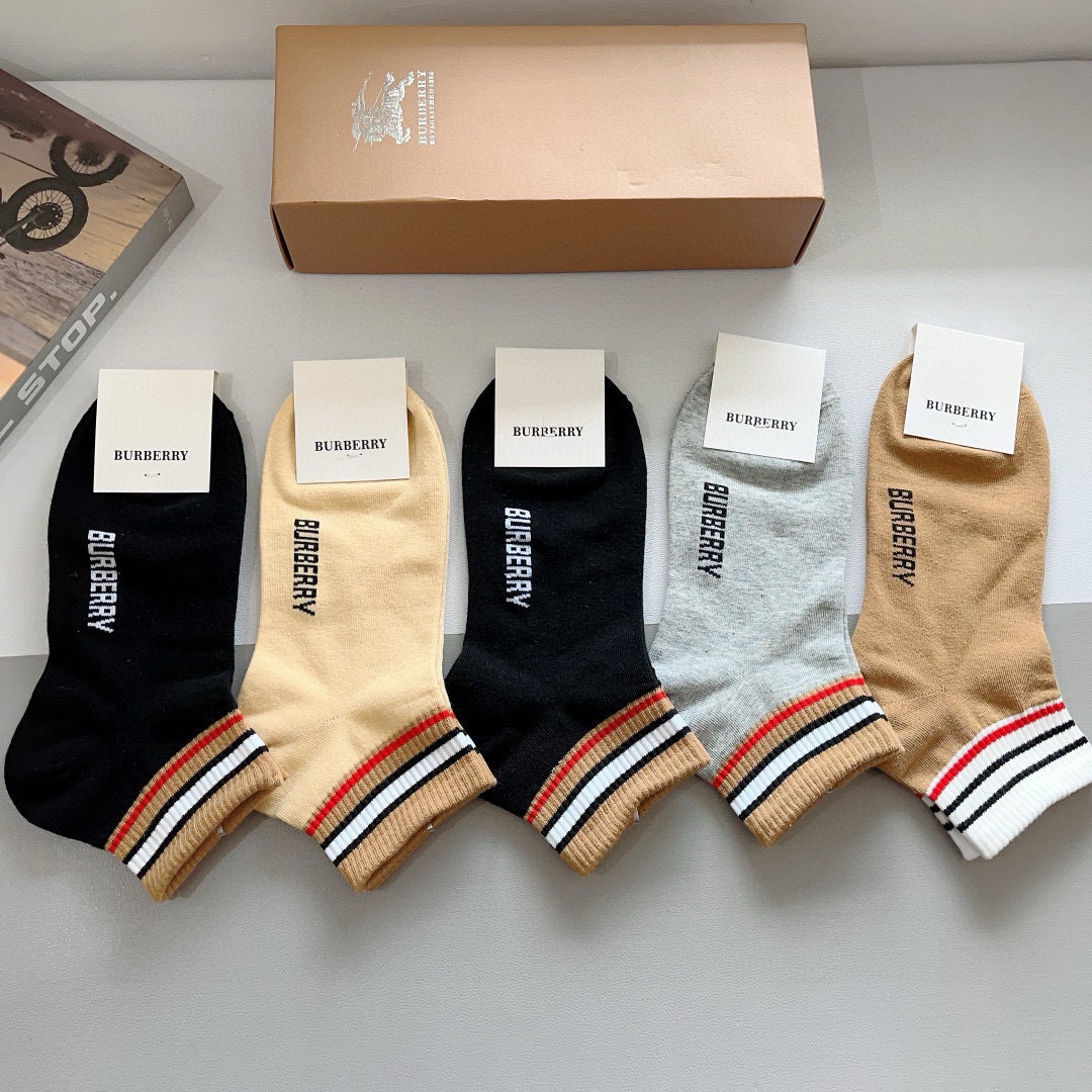 配包装（一盒5双） 
🌟 BURBERRY 巴宝莉超火爆小单品，经典字母logo船袜，个性时尚百搭款，！