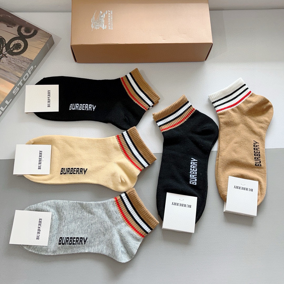 配包装（一盒5双） 
🌟 BURBERRY 巴宝莉超火爆小单品，经典字母logo船袜，个性时尚百搭款，！