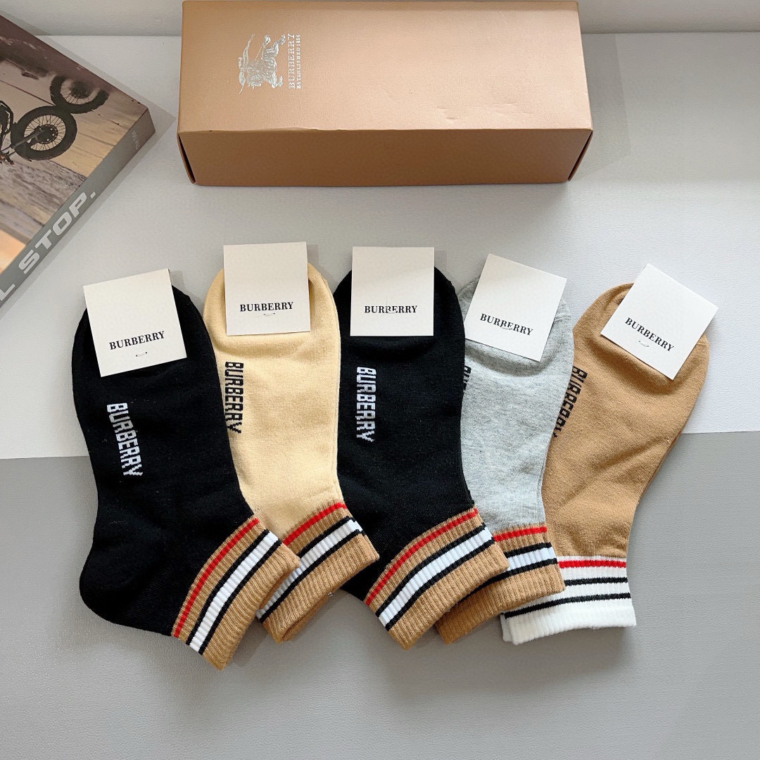 配包装（一盒5双） 
🌟 BURBERRY 巴宝莉超火爆小单品，经典字母logo船袜，个性时尚百搭款，！