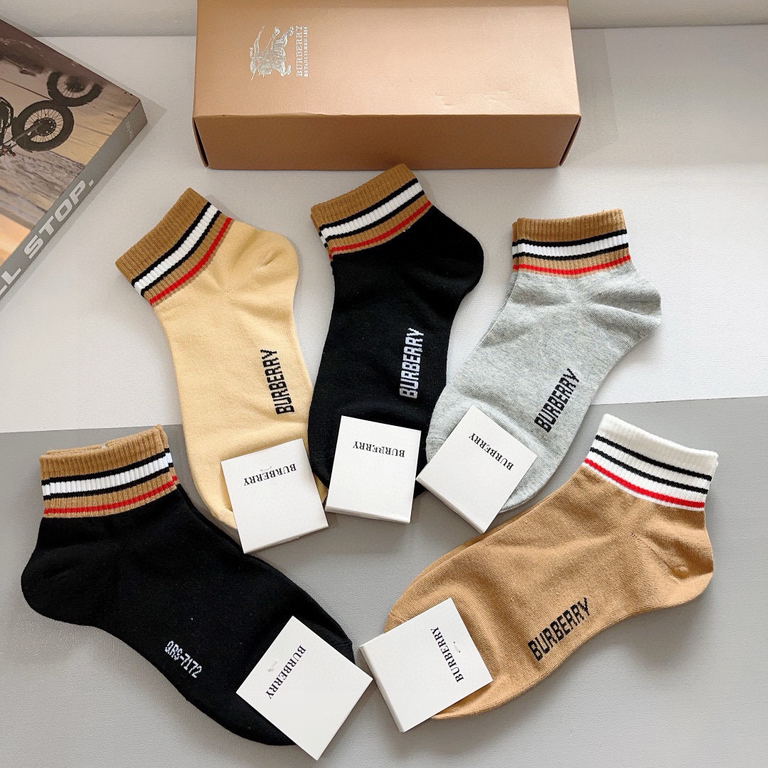 配包装（一盒5双） 
🌟 BURBERRY 巴宝莉超火爆小单品，经典字母logo船袜，个性时尚百搭款，！