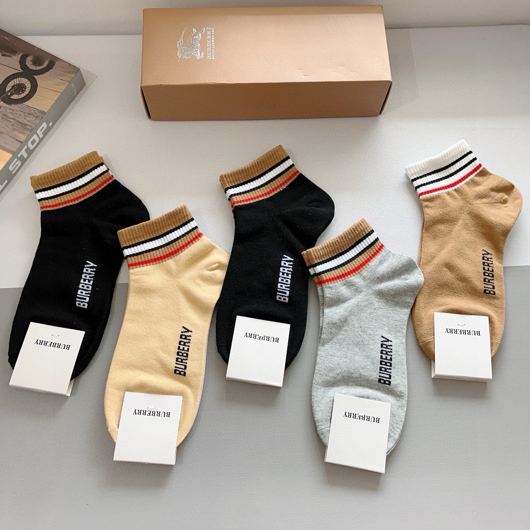 配包装（一盒5双） 
🌟 BURBERRY 巴宝莉超火爆小单品，经典字母logo船袜，个性时尚百搭款，！