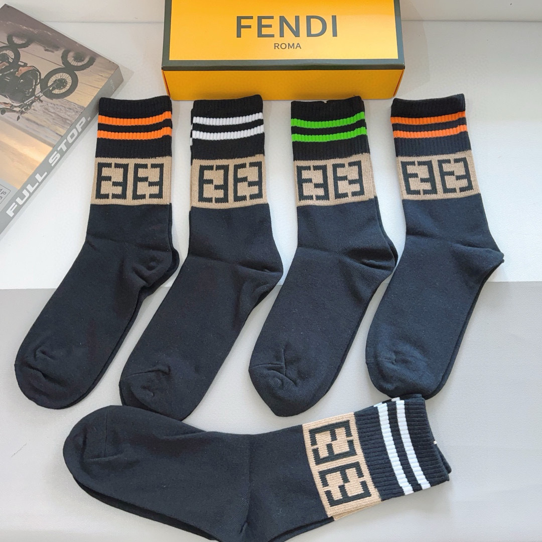 配包装【一盒5双】
FENDI芬迪高版本 ～网红新款芬迪小腿袜子🔥超级柔软🔥🔥潮人必不能少的FENDI专