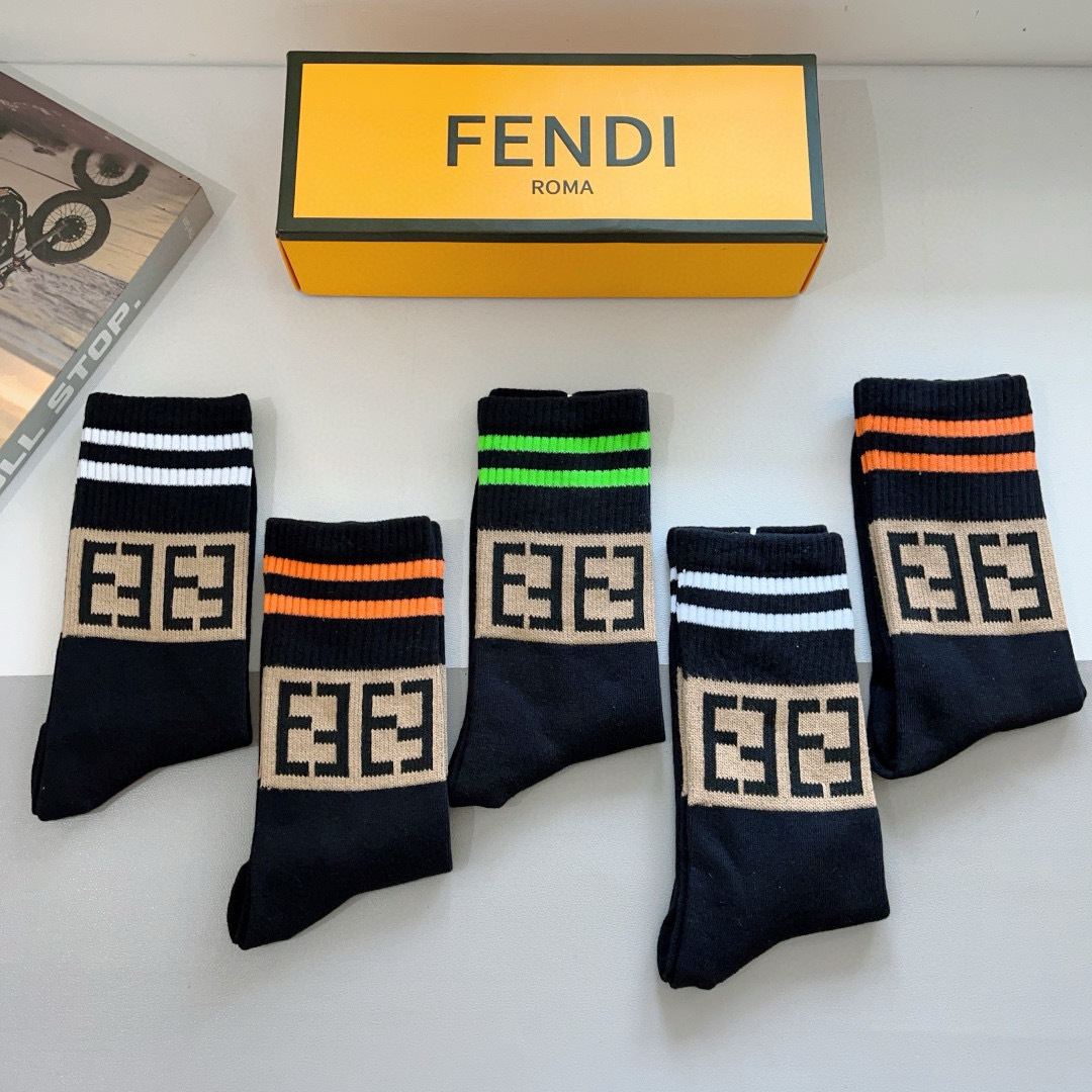 配包装【一盒5双】
FENDI芬迪高版本 ～网红新款芬迪小腿袜子🔥超级柔软🔥🔥潮人必不能少的FENDI专
