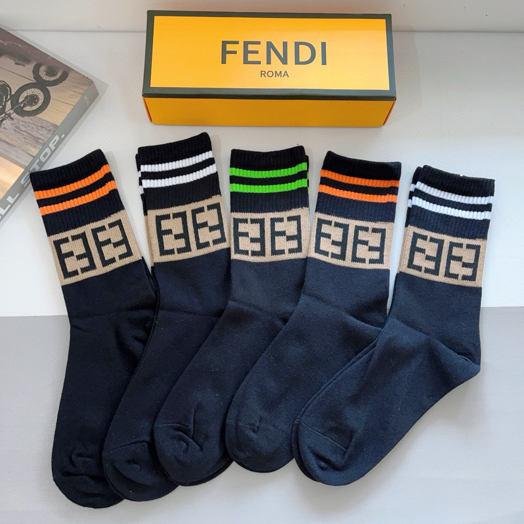 配包装【一盒5双】
FENDI芬迪高版本 ～网红新款芬迪小腿袜子🔥超级柔软🔥🔥潮人必不能少的FENDI专