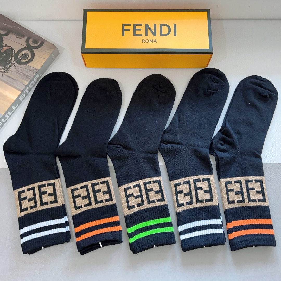 配包装【一盒5双】
FENDI芬迪高版本 ～网红新款芬迪小腿袜子🔥超级柔软🔥🔥潮人必不能少的FENDI专