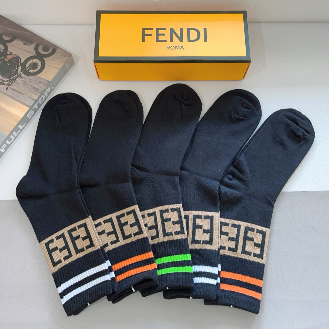 配包装【一盒5双】
FENDI芬迪高版本 ～网红新款芬迪小腿袜子🔥超级柔软🔥🔥潮人必不能少的FENDI专