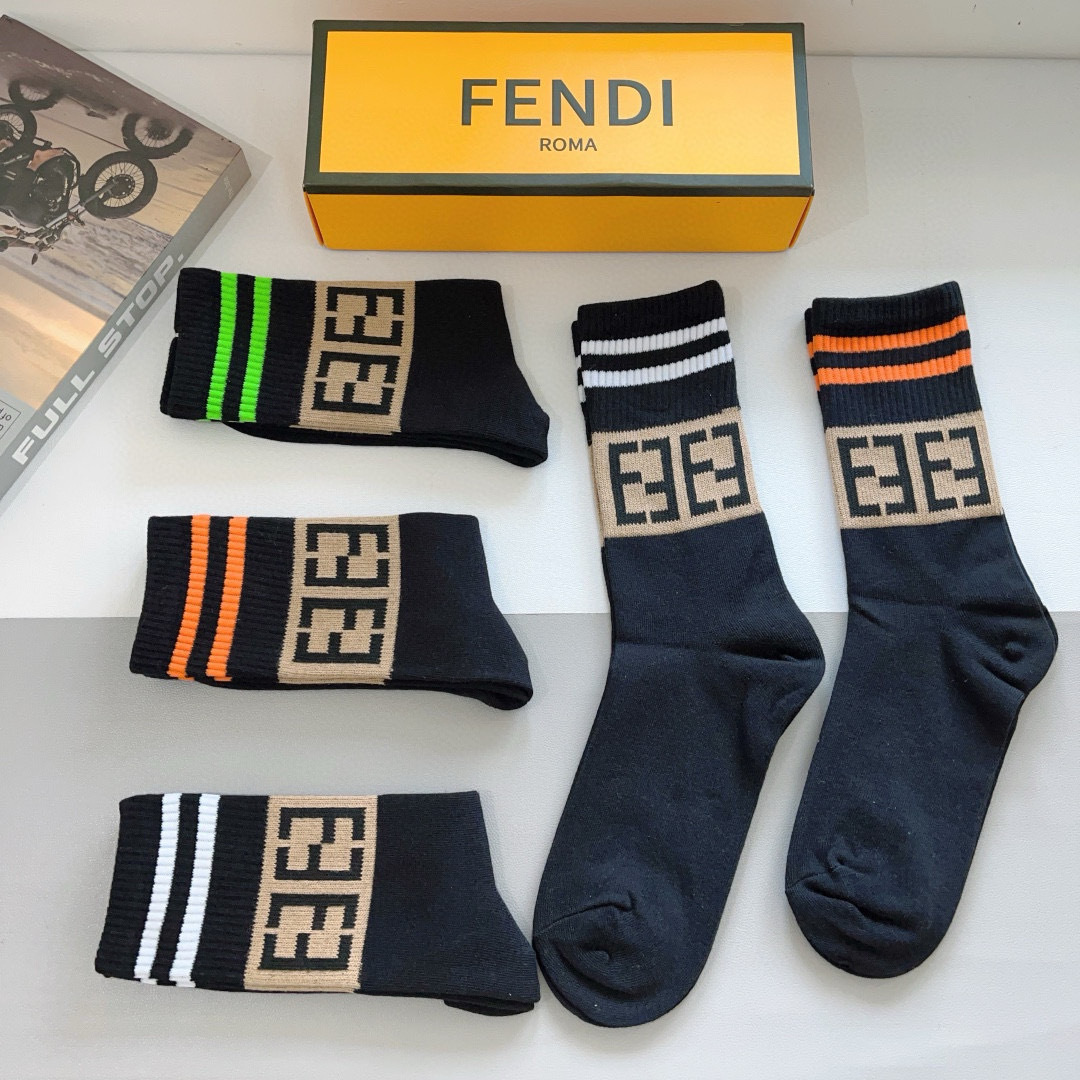 配包装【一盒5双】
FENDI芬迪高版本 ～网红新款芬迪小腿袜子🔥超级柔软🔥🔥潮人必不能少的FENDI专