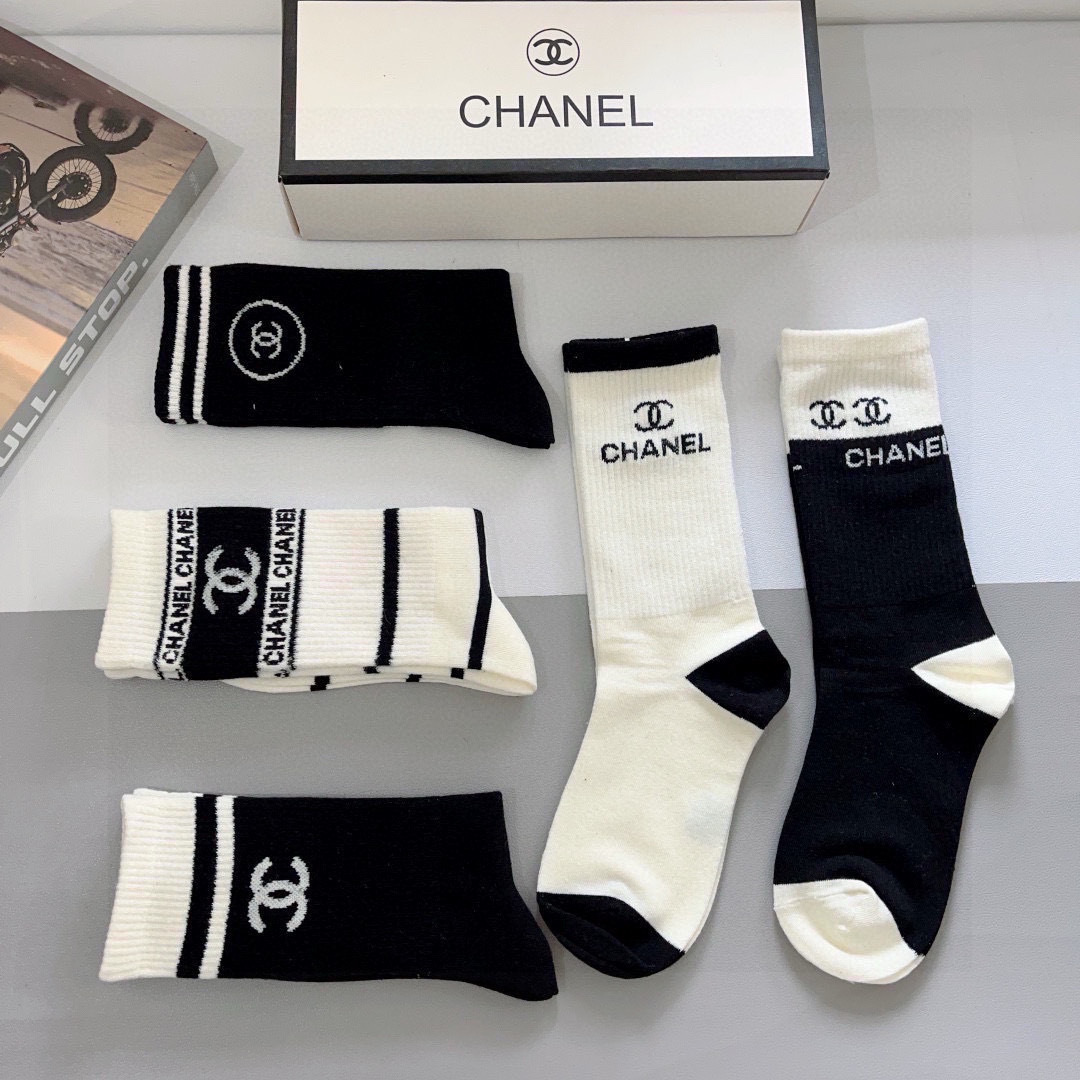 配包装（一盒5双）
CHANEL 香奈儿经典袜子❗️高版本纯棉材质柔软长筒袜 秒杀市场普通货，经典的双C
