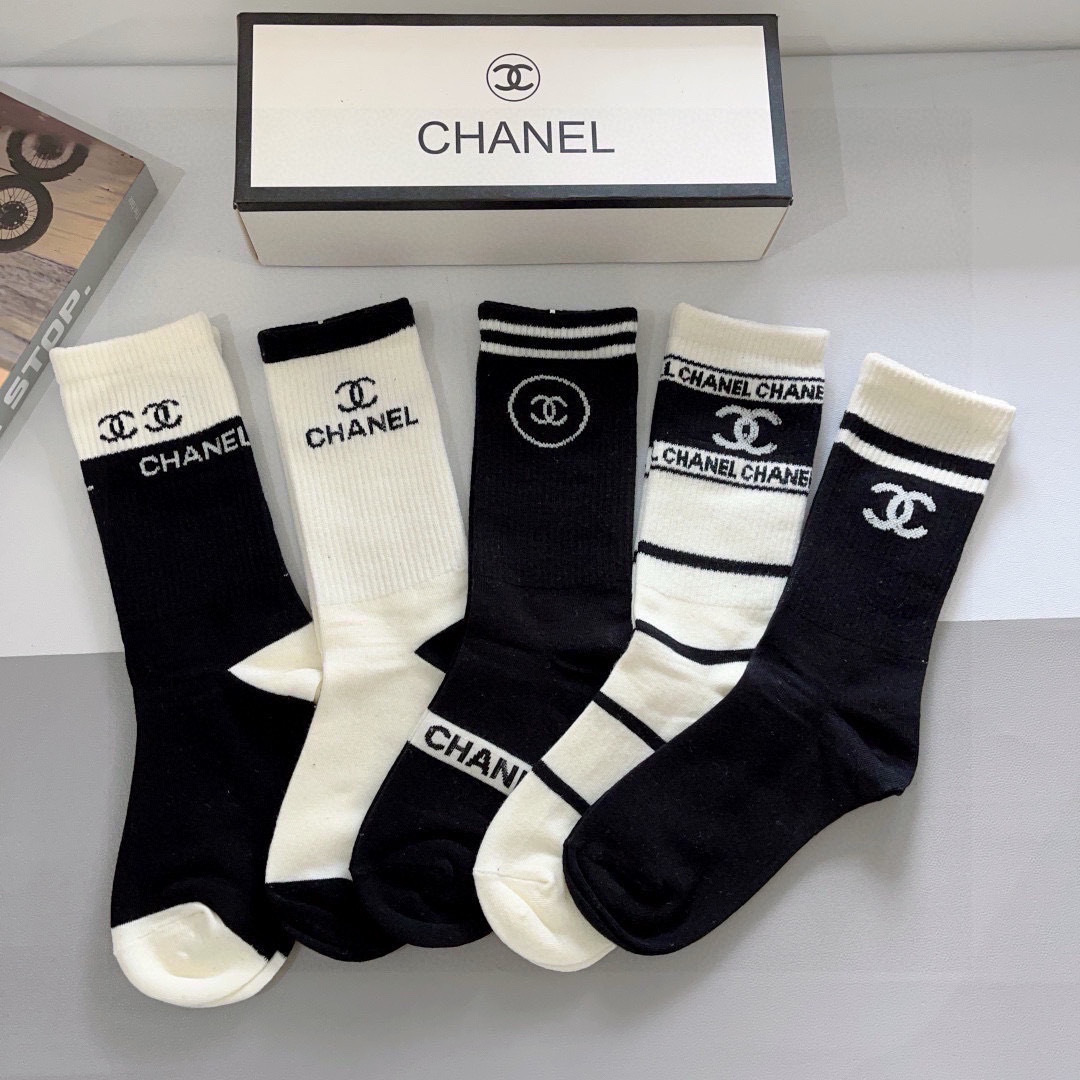配包装（一盒5双）
CHANEL 香奈儿经典袜子❗️高版本纯棉材质柔软长筒袜 秒杀市场普通货，经典的双C
