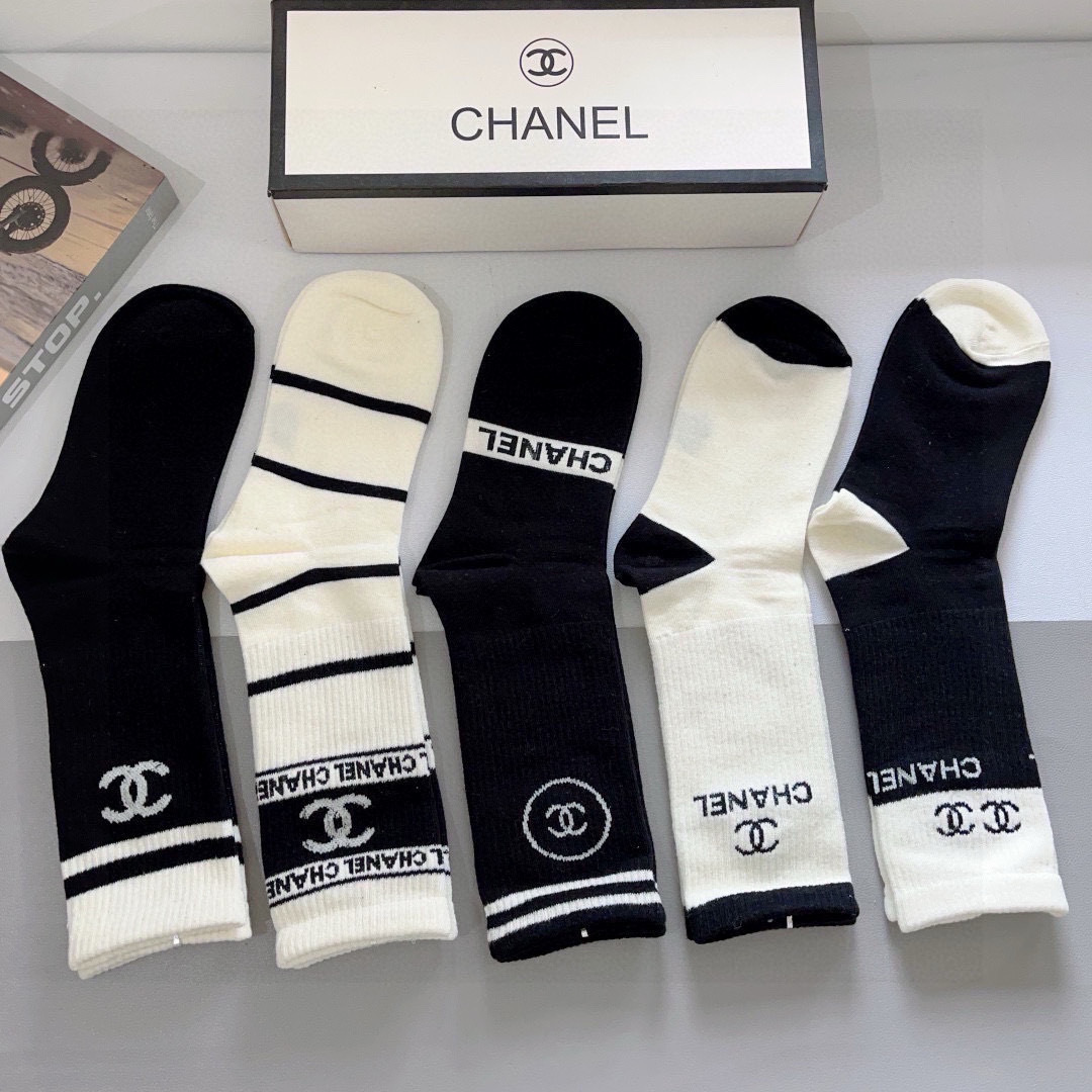 配包装（一盒5双）
CHANEL 香奈儿经典袜子❗️高版本纯棉材质柔软长筒袜 秒杀市场普通货，经典的双C